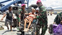 Prajurit TNI AL membantu warga menaiki kapal.