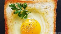 Punya roti tawar? Tekan-tekan bagian tengahnya hingga agak cekung lalu pecahkan telur di tenganya dan masak sebentar. Foto: Instagram @rodicabuzu