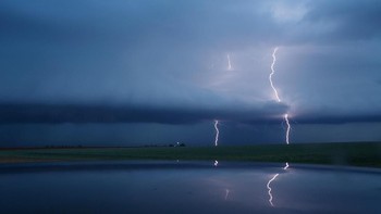 Awan gelap serta petir kala badai supercell pada 9 Mei 2017 menerjang di Lamb Country, Texas. Foto diambil oleh Drew Angerer. Para ilmuwan serta fotografer memiliki proyek penelitian untuk badai angin seperti supercell dan tornado. (Foto: Getty Images)
