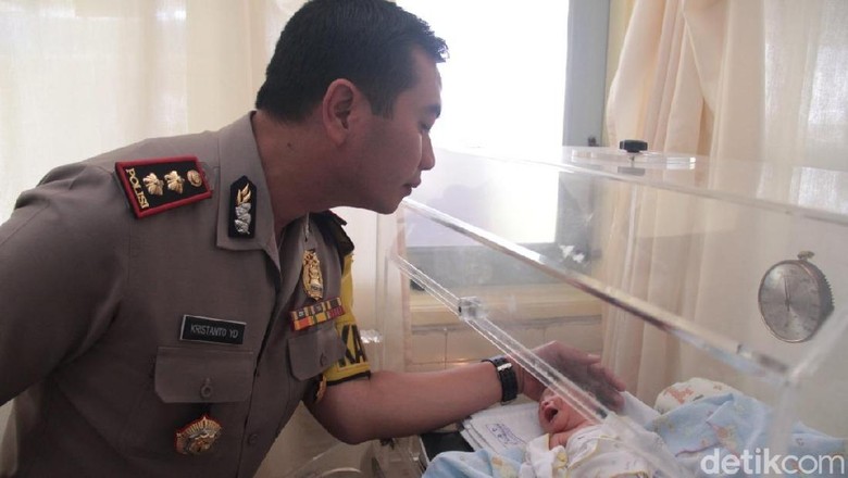 N Tetap Beri ASI untuk Bayi yang Dibuangnya dari Lantai 3 Mal N Tetap Beri ASI untuk Bayi yang Dibuangnya dari Lantai 3 Mal