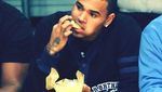 Sempat Dekat dengan Agnez Mo, Ini Pose Chris Brown Saat Makan Kepiting