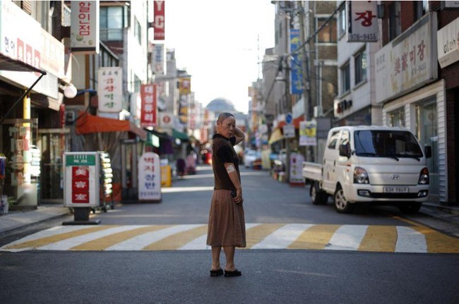 Setelah wajahnya rusak, Kim baru mengetahui kalau ternyata dokter yang menanganinya bukanlah ahli bedah plastik. Kim dan sejumlah pasien lainnya yang menjadi korban pun melaporkan sang dokter ke kepolisian. Foto: REUTERS/Kim Hong-Ji