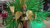 Kostum yang dipenuhi dedaunan dari peserta di Pekanbaru ini seperti berpesan untuk menjaga kelestarian alam. Pool/Transmart.