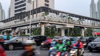 Pengendara melintas di sekitar JPO Dukuh Atas.