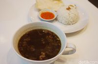 Soerabaja Cafe: Obati Kangen Surabaya dengan Rawon dan Bebek Songkem di Sini