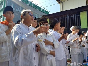 Pelajar Assalam Bandung Salat Gaib untuk Korban Gempa Sulteng
