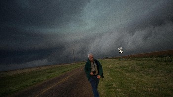 Dalam misi penelitian, veteran ini nekat mengejar badai khususnya angin tornado yang terjadi 9 Mei 2017 di Texas. Dengan pendanaan dari National Science Foundation dan hibah pemerintah lain, para ilmuwan dan ahli meteorologi dari Pusat Penelitian Cuaca Buruk coba mendekati badai supercell dan tornado untuk lebih memahami struktur dan kekuatan tornado yang dapat mempengaruhi dan merusak bangunan, dan belajar lebih banyak tentang formasi tornado. (Foto: Drew Angerer. Getty Images)