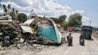 Ada pula kapal yang terbalik di sisi jalan.