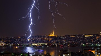 Kilatan petir yang panjang di atas gemerlap kota Istanbul, Turki pada tahun 2017.  (Foto: Getty Images)
