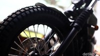 Pengerjaan modifikasi motor ini tak begitu lama. Cukup tiga minggu, motor disulap jadi Scrambler Tracker yang lebih kekar.