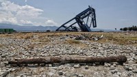 Padahal, crane tersebut berukuran besar. Crane sampai tersungkur hingga patah.