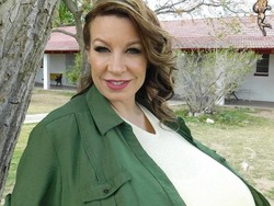 Foto Wanita Pemilik Payudara Terbesar, Bikin Ngeri dan Hidup Menderita