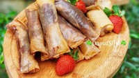 Cokelatnya terlihat masih bersembunyi di dalam lapisan lumpia nih. Kebayang pas digigit pasti langsung lumer. Foto : instagram @intankarinaijo