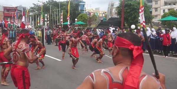 Tarian Cakalele menyambut arak-arakan rombongan Pawai Kirab Bendera Merah Putih yang dilaksanakan TNI dalam menyambut HUT ke-73. (Muslimin Abbas/detikTravel) Tarian Cakalele menyambut arak-arakan rombongan Pawai Kirab Bendera Merah Putih yang dilaksanakan TNI dalam menyambut HUT ke-73. (Muslimin Abbas/detikTravel)