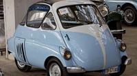 Mobil pertama yang menggendong mesin motor milik mobil unik dan mungil pabrikan Italia Iso Isetta dan BMW 600. Iso merupakan mobil roda tiga dengan menggendong mesin skuter. Foto: Pool (autoevolution)