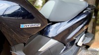 Selain warna eksklusif dan emblem hybrid, tidak ada yang membedakan PCX Hybrid dengan PCX konvensional dari segi desain. Fitur-fitur seperti lampu LED di semua sistem pencahayaan, full digital panel meter, hingga rem ABS masih ada di PCX Hybrid.