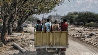 Evakuasi warga pun terus berlanjut di lokasi tersebut.