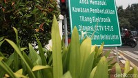 Sebelumnya, penerapan e-tilang ini sudah dibahas Polda Metro Jaya dengan Pemprov DKI Jakarta. Dalam penerapannnya, polisi akan memblokir surat tanda nomor kendaraan (STNK) jika pelanggar tidak membayar e-tilang.