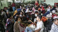 Rata-rata penumpang yang menempati lambung kapal merupakan para wanita dan anak. Namun tampak pula sejumlah penumpang pria di kapal itu.