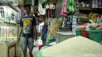 Para pedagang kini mengeluhkan sepinya lapak mereka.