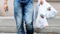 Hardy bahkan pernah tertangkap kamera sedang berbelanja di sebuah supermarket. Ia menenteng plastik belanjaannya sendiri, lho. Foto: Delish  
