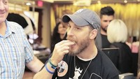 Tak heran kalau saat berada di sebuah acara, ia melahap kembang gula. Begini gayanya kala itu. Foto: Toronto Life