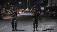 Selain itu, personil TNI dan Polri melakukan penjagaan untuk mengantisipasi terjadinya penjarahan oleh warga pascagempa dan tsunami yang melanda Palu dan Donggala pada Jumat (28/9/2018). Antara Foto/Hafidz Mubarak.