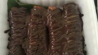 Ini sih namanya piscok selimut cokelat. Piscok panjang ini bahkan hampir tak terlihat bentuknya karena seluruh permukaannnya diguyur cokelat yang banyak. Foto : instagram @dapur_ayeka