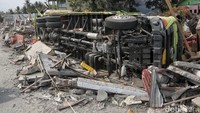 Truk besar bahkan sampai terguling.
