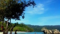 Pantai Bambarano di Donggala serasa pantai pribadi karena masih sepi pengunjung (Joem Jumain/dTraveler)
