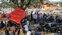 Beberapa warga mendirikan posko atau tenda darurat di sekitar lokasi.