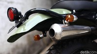 Apa saja yang diganti? Erwan menyebut telah melakukan modifikasi di bagian kaki-kaki, tangki, lampu-lampu, sepatbor, frame, hingga knalpot.