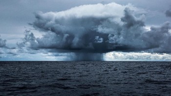 Badai awan yang terlihat seperti bom atom meledak di atas permukaan laut terjadi pada tahun 2015, diabadikan oleh fotografer Francisco Vignale.  (Foto: Getty Images)
