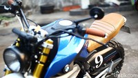 Motor sport BMW G 310 R itu dimodifikasi oleh Erwan bersama timnya di bengkel Crooz Customhouse.