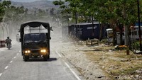 Truk TNI terus mengrimkan bantuan.