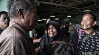 Beberapa pengungsi tak kuasa menahan tangis.