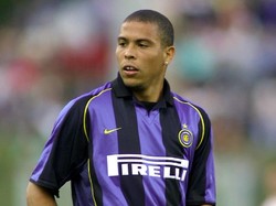 Ronaldo Luis Nazario. Main 90 kali di Inter, 37 kali di Barca.  Foto: Grazia Neri/ALLSPORT