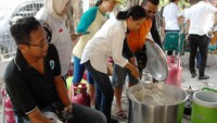 Menteri Badan Usaha Milik Negara (BUMN) Rini Soemarno ikut memasak saat mengunjungi korban gempa dan tsunami Palu di dapur umum posko pengungsian di halaman Kantor PLN Palu, Sulawesi Tengah, Rabu (3/10). Foto: AntaraFOTO/Abriawan Abhe