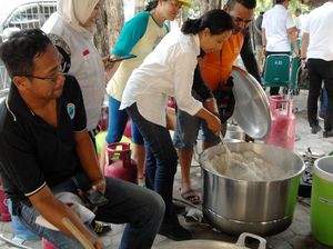 Gaya Menteri Rini saat Bantu Masak di Dapur Umum Palu