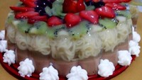 Begini nih jadinya kalau mie dipadu dengan agar dan buah. Untuk mempercantik, bagian pinggir agar-agar diberi whipped cream. Berani coba? Foto: Facebook Andy Pramoedya Soedarsono