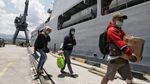 KRI Makassar Angkut Pengungsi Korban Gempa Palu