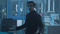 Dalam sebuah wawancara, Eddie harus berhadapan dengan Carlton Drake (Riz Ahmad), seorang ilmuwan kaya raya.  Foto: Dok. Sony Pictures