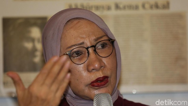 Pengakuan dan Pembelaan Ratna Sarumpaet Saat Ditangkap karena Hoax Pengakuan dan Pembelaan Ratna Sarumpaet Saat Ditangkap karena Hoax