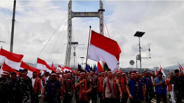 Usai selesai acara di Lapangan Mardeka, Bendera Merah Putih dibawa menggunakan panser hingga menuju Jembatan Merah Putih (JMP). (Muslimin Abbas/detikTravel) Usai selesai acara di Lapangan Mardeka, Bendera Merah Putih dibawa menggunakan panser hingga menuju Jembatan Merah Putih (JMP). (Muslimin Abbas/detikTravel)