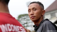Halim, 33 tahun, bercerita bahwa dahulu ia pernah seorang tukang pijat. Pijat Tunanetra. Pemasukan pun cuma mengandalkan panggilan.