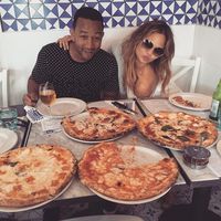 Chrissy Teigen Terbitkan Buku Masak, Berat Badan John Legend Naik