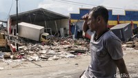 Di kawasan ini terlihat banyak sekali truk yang terguling dan terseret gelombang tsunami.