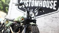 rwan dari bengkel Crooz Customhouse melakukan perombakan pada motor Cleveland Ace Scrambler.