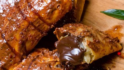 Sore Ini Paling Enak Makan Piscok Lumer Berlimpah Cokelat