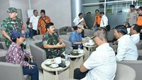 Bersama beberapa menteri dan panglima TNI, Agus terlihat sedang berkoordinasi terkait penanganan gempa di Palu. Di sini mereka juga ditemani segelas kopi pengusir kantuk. Foto: instagram @agusgumiwangk